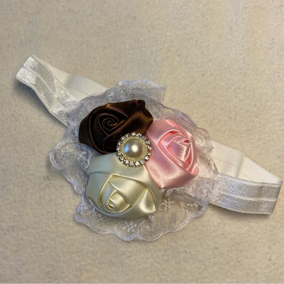 STRETCHY HEADBAND WITH THREE FLOWERS AND A PEARL RHINESTONE - Picture 1 of 3
